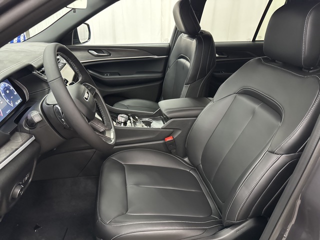 2025 Jeep Grand Cherokee Limited photo 4