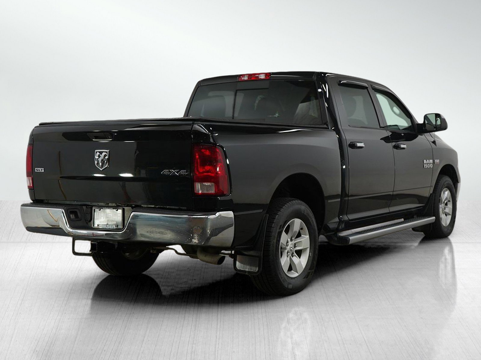 2017 Ram 1500 SLT photo 4