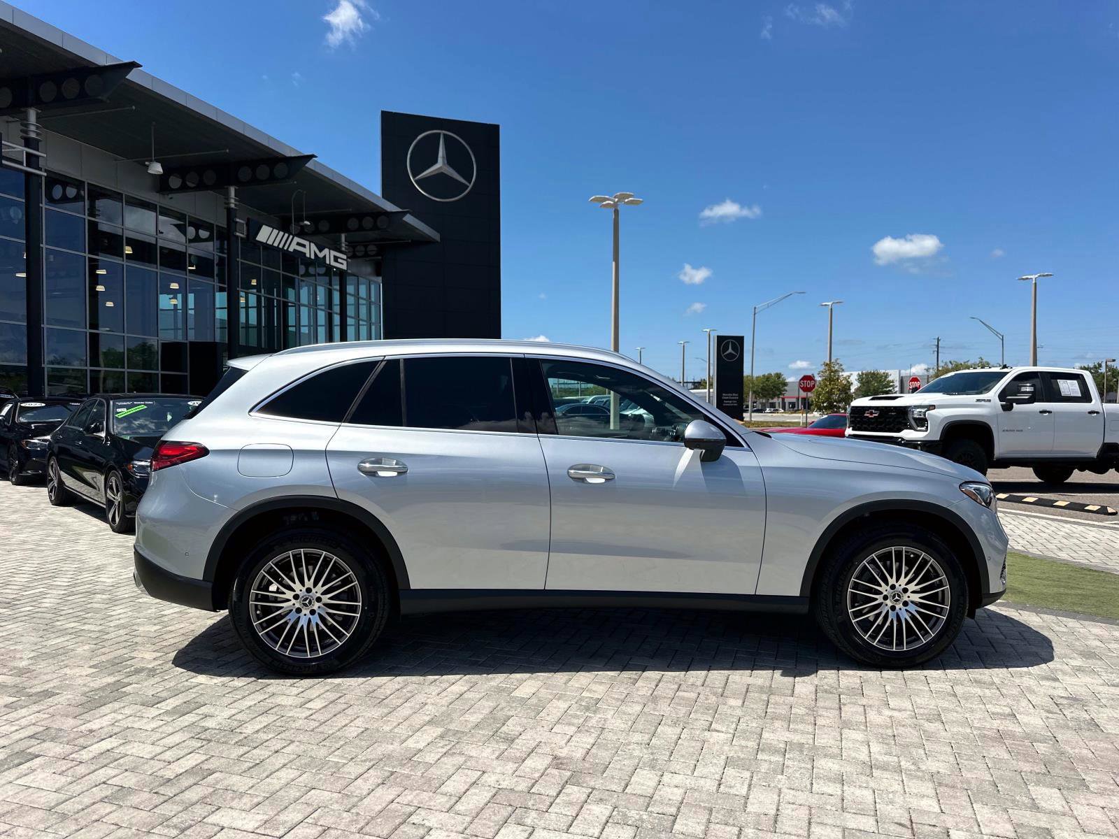 2025 Mercedes Benz GLC 300 photo 3