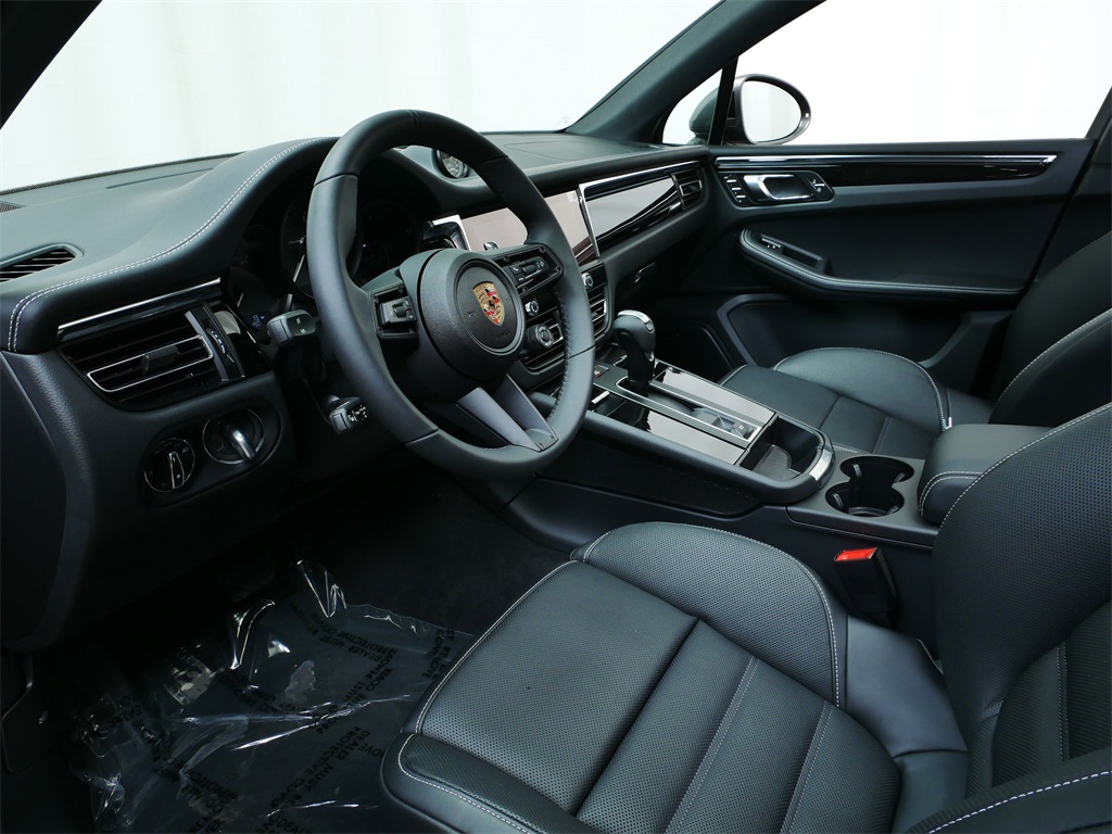 2025 Porsche Macan T photo 2