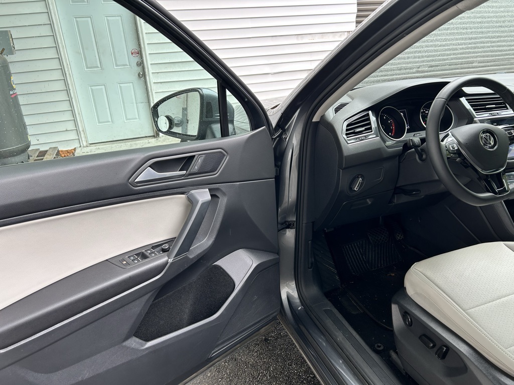 2020 Volkswagen Tiguan SEL photo 4