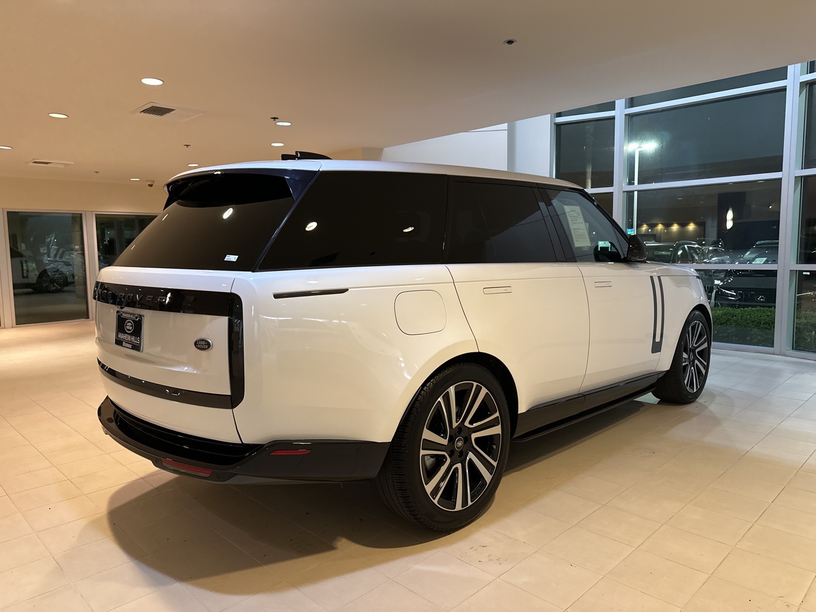 2023 Land Rover Range Rover SE photo 3