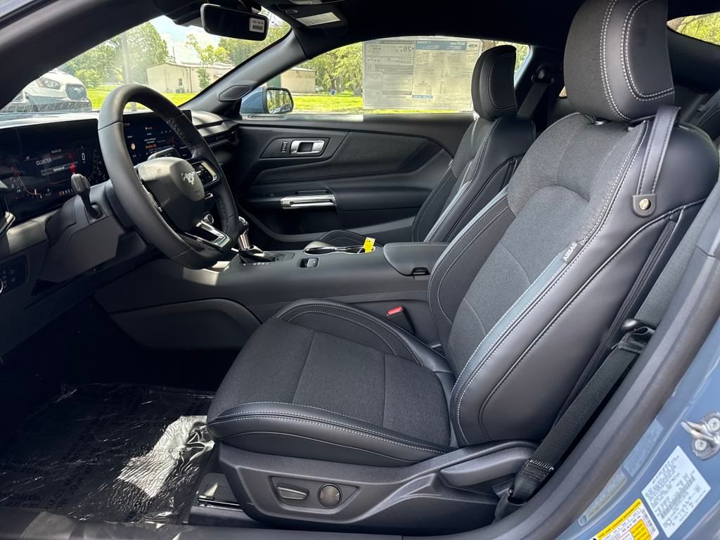 2025 Ford Mustang EcoBoost Premium photo 4