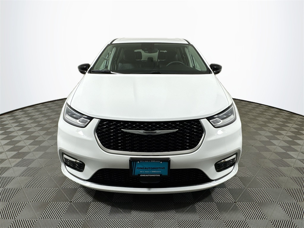 2024 Chrysler Pacifica Touring L photo 2