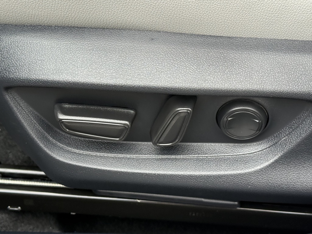 2025 Toyota Camry SE photo 13