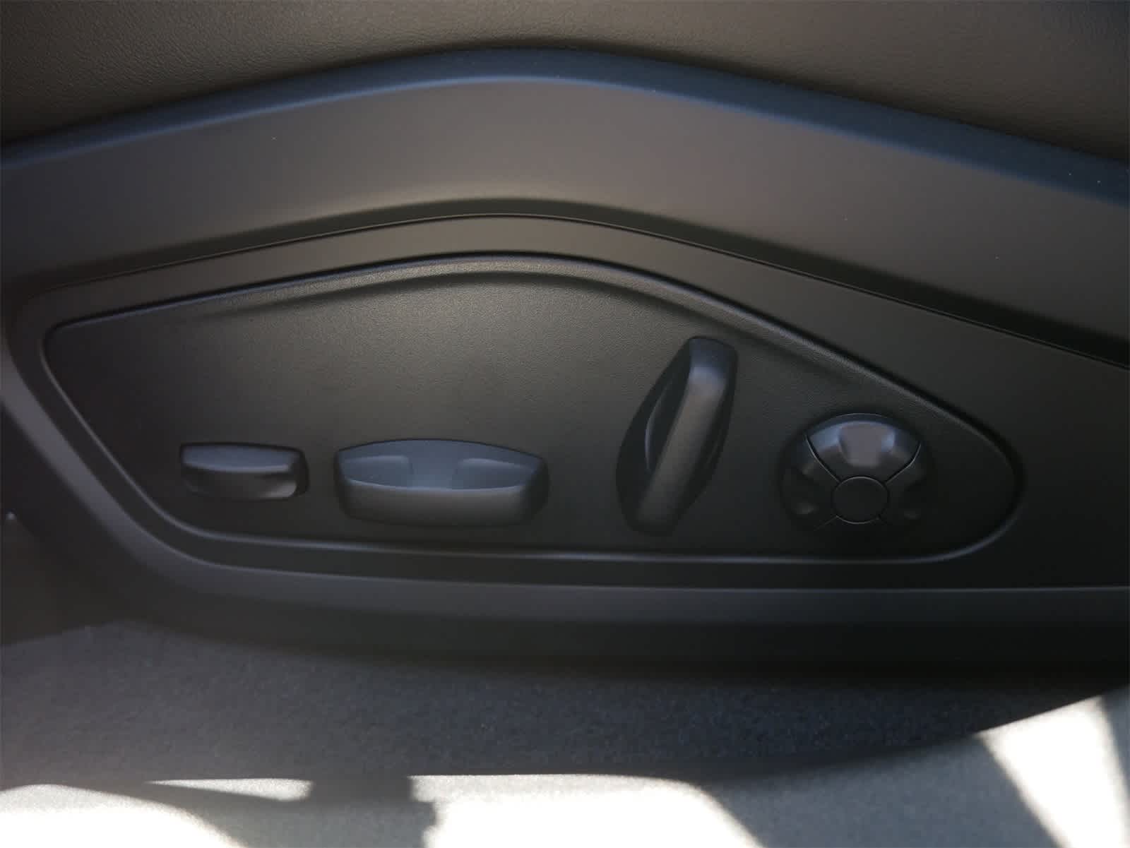 2025 Porsche Taycan 4S photo 11