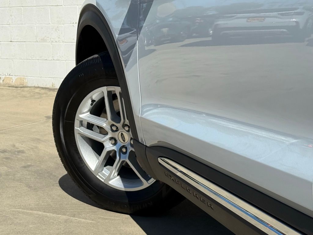 2025 Ford Explorer photo 16