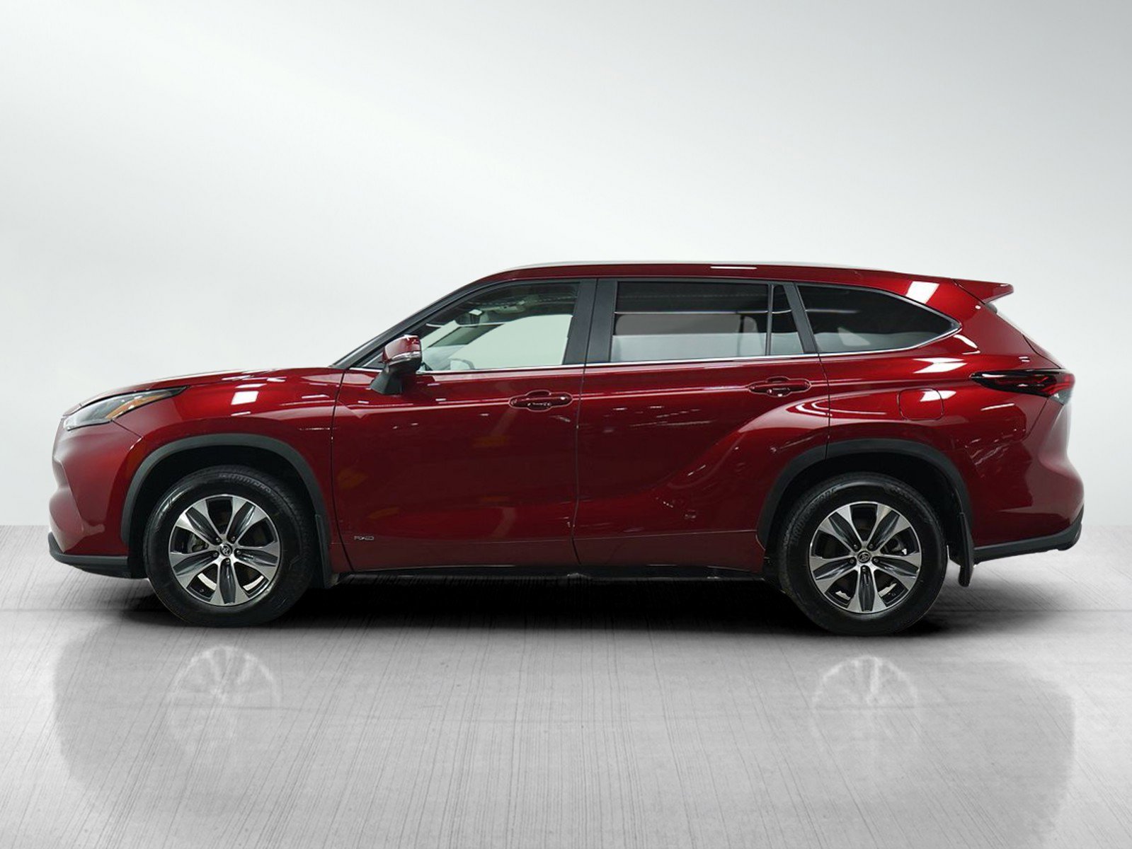 Used 2025 Toyota Highlander XLE with VIN 5TDKBRCHXSS650009 for sale in Bloomington, Minnesota