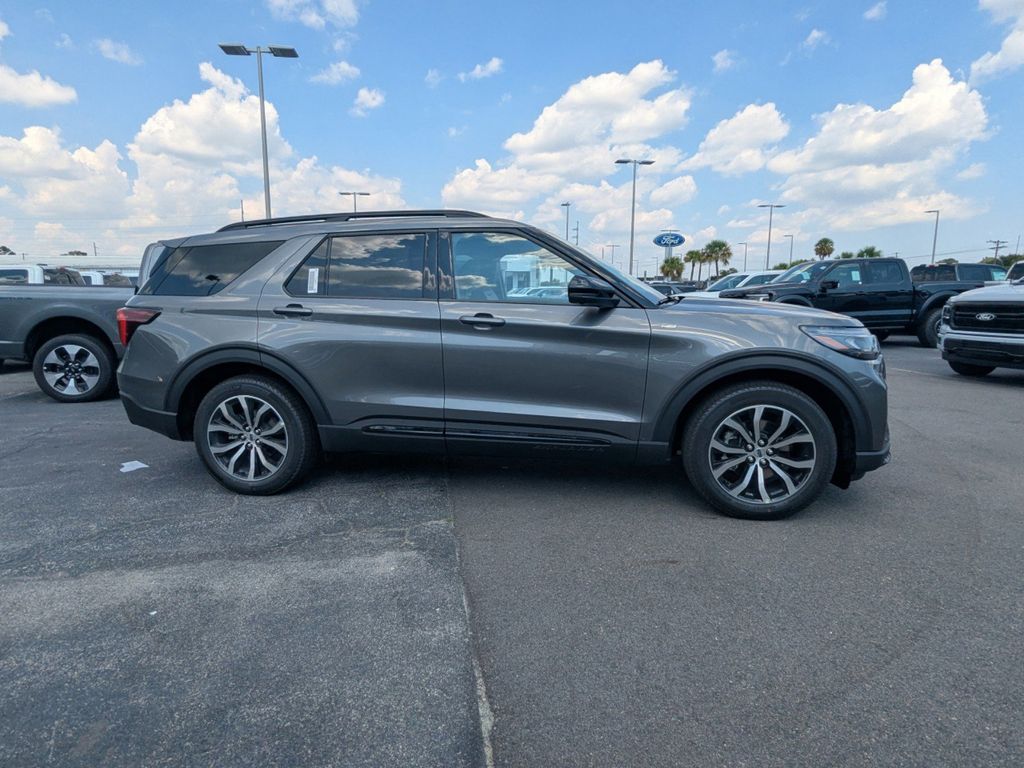 2025 Ford Explorer ST-Line photo 2