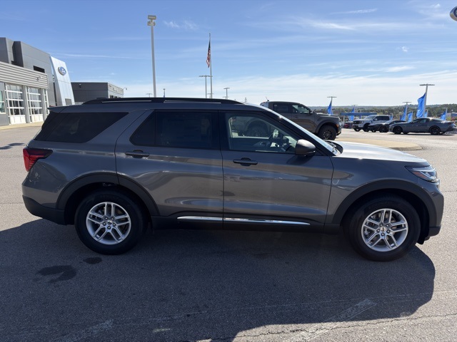 2025 Ford Explorer photo 4