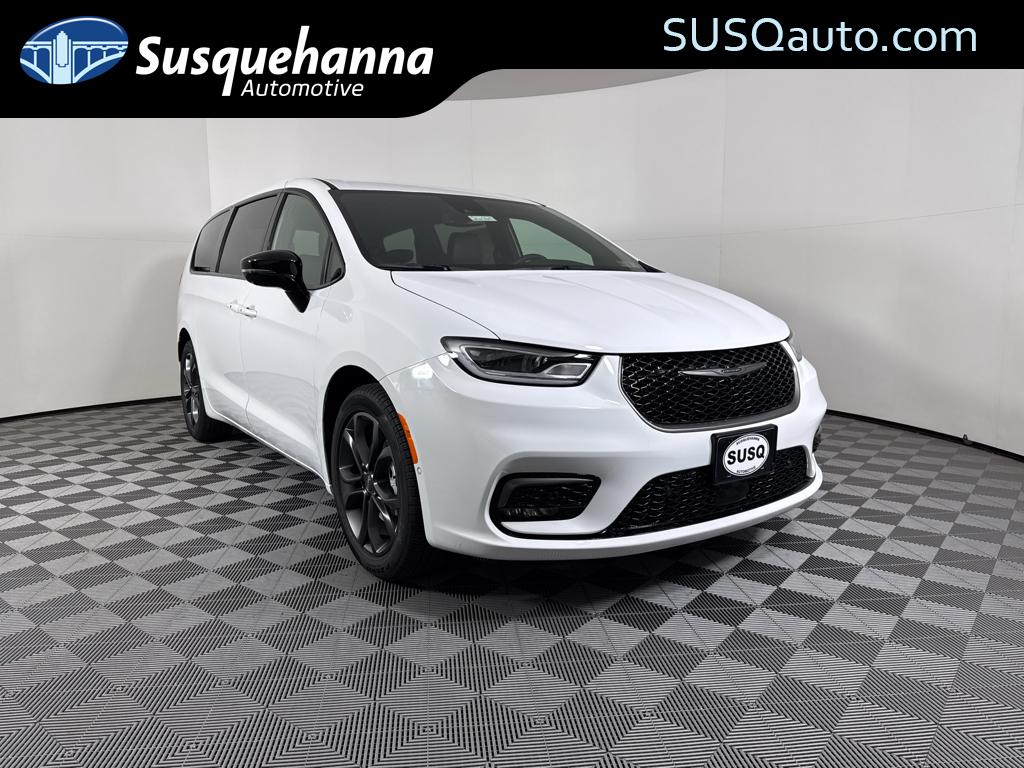 2026 Chrysler Pacifica Select's photo