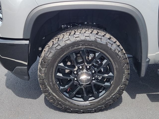 2025 Chevrolet Silverado 2500HD LTZ photo 3