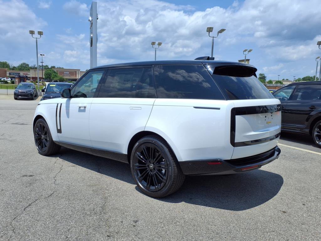 2025 Land Rover Range Rover SE photo 3