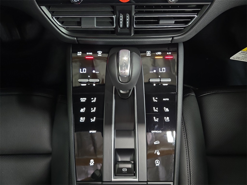 2026 Porsche Macan T photo 19