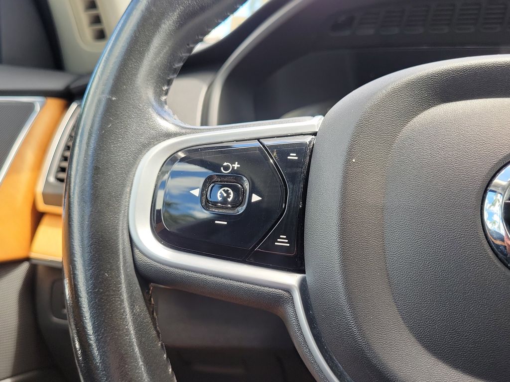 2021 Volvo XC90 T6 Momentum photo 16