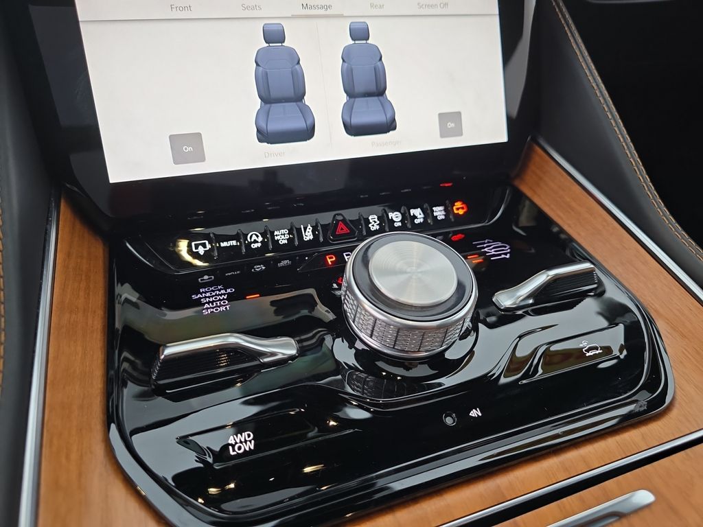 2024 Jeep Wagoneer L Series III photo 4