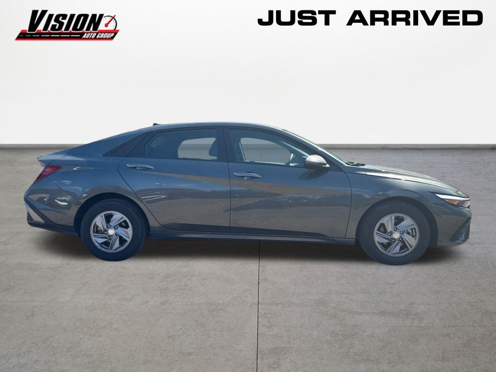 2025 Hyundai Elantra SE photo 4