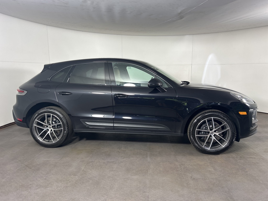 2025 Porsche Macan T photo 4