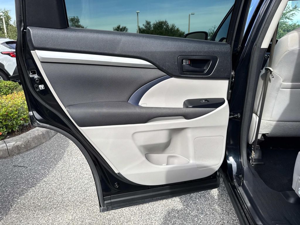 2017 Toyota Highlander LE photo 10