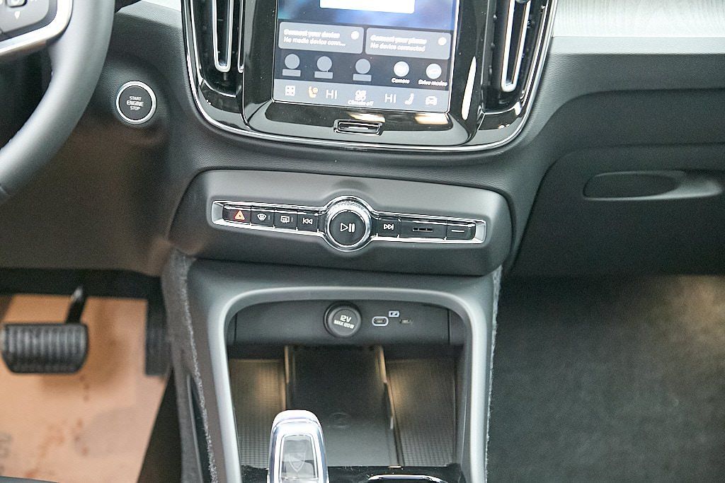 2026 VOLVO XC40 - Image 27