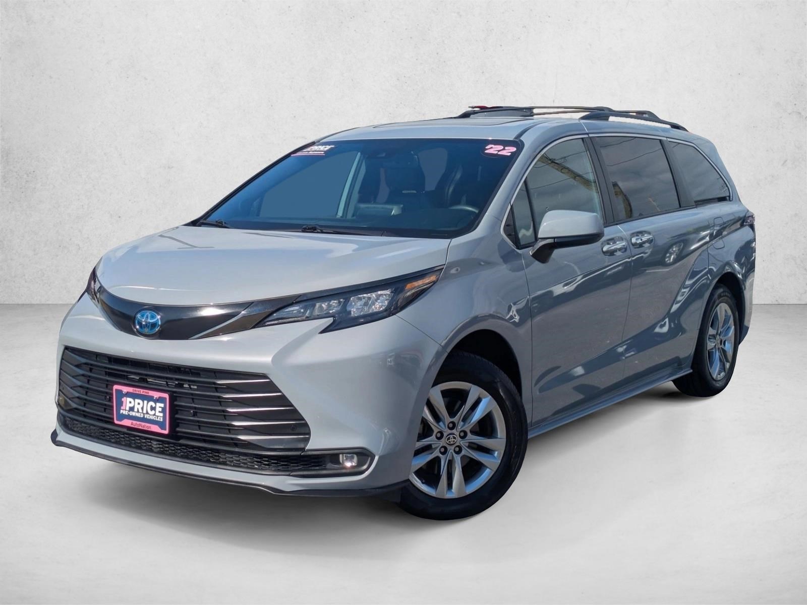 Pre-Owned 2022 Toyota Sienna XLE Woodland Edition Mini-van