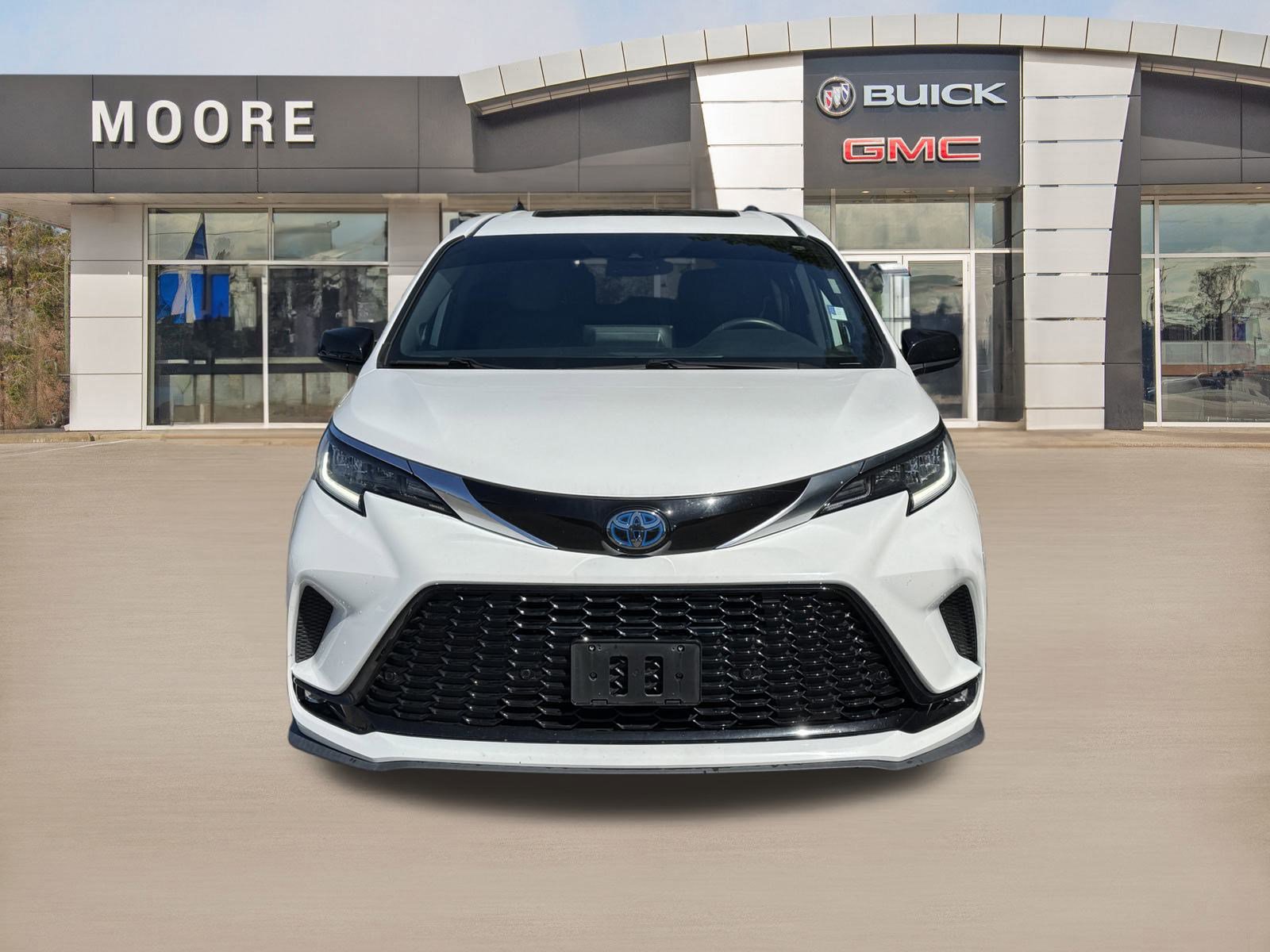 2022 Toyota Sienna XSE photo 2