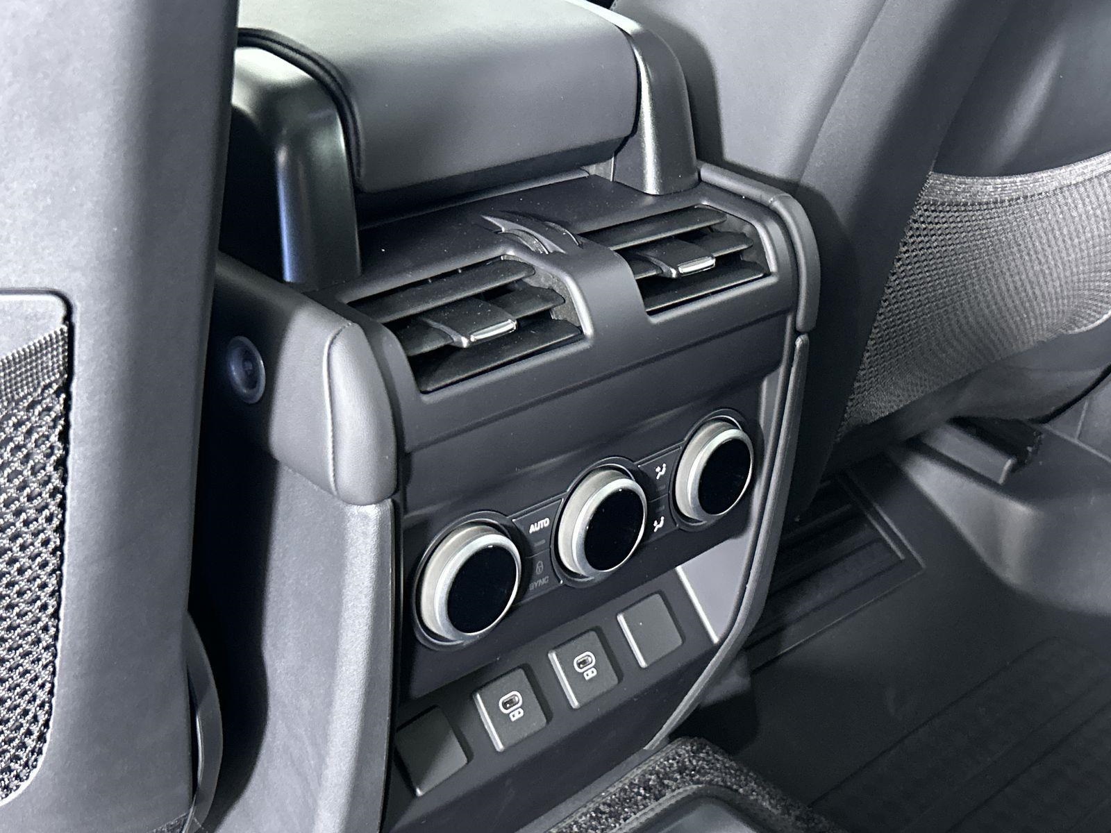 2025 Land Rover Defender 130 X-Dynamic SE photo 26