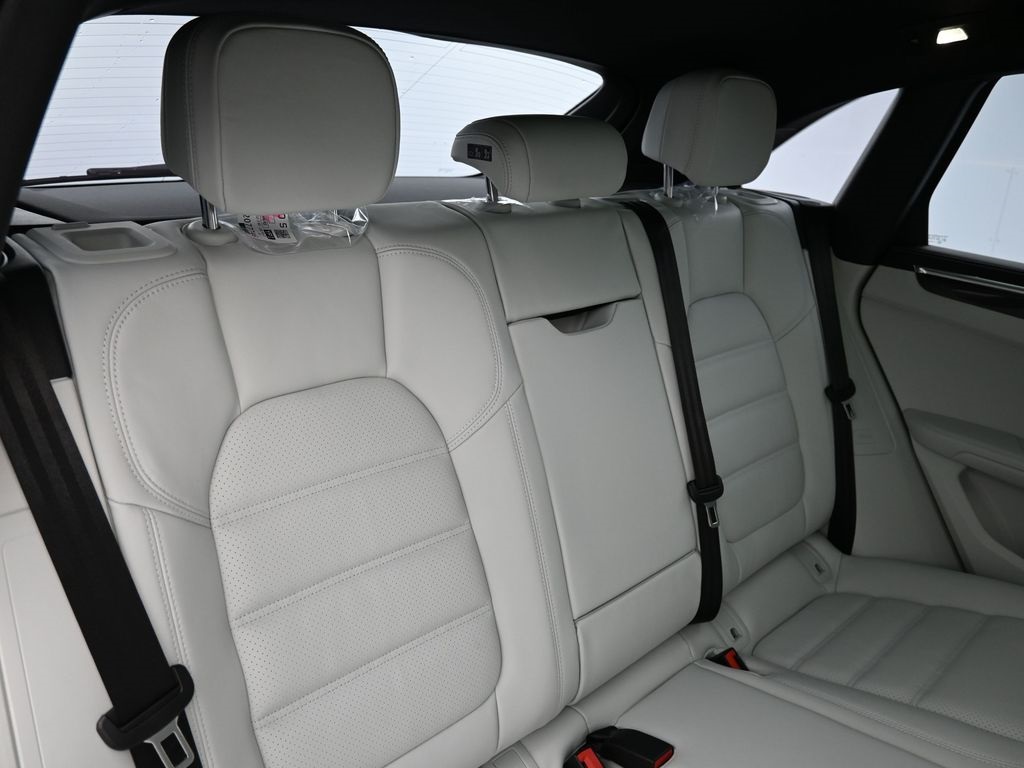 2026 Porsche Macan GTS photo 9
