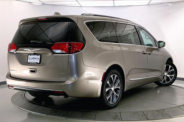 2017 Chrysler Pacifica Limited photo 11