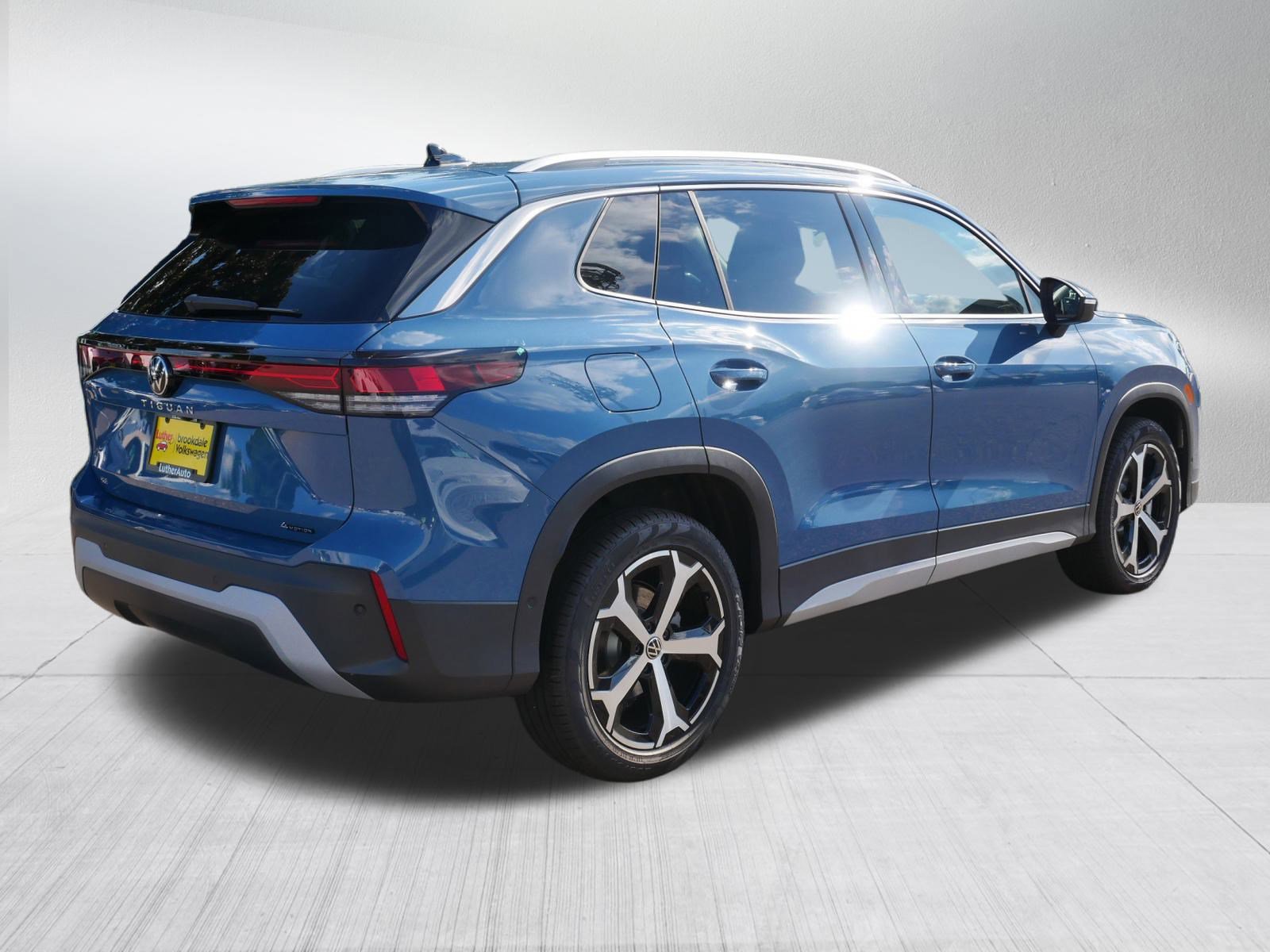 2025 Volkswagen Tiguan SE photo 3