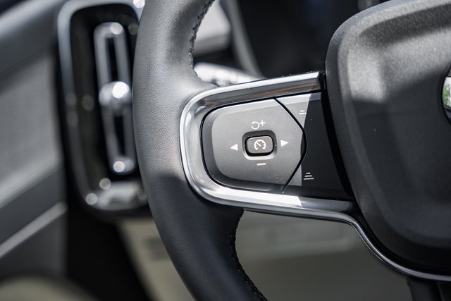 2025 Volvo XC40 Plus photo 22