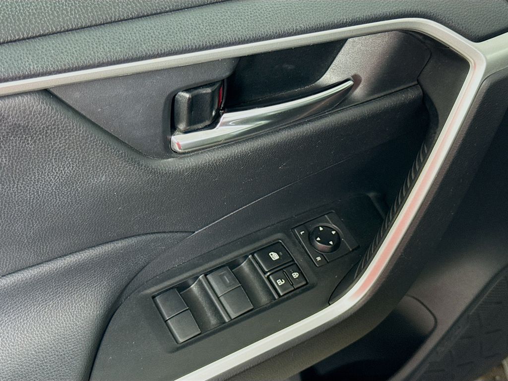 2021 Toyota RAV4 Hybrid XLE photo 16