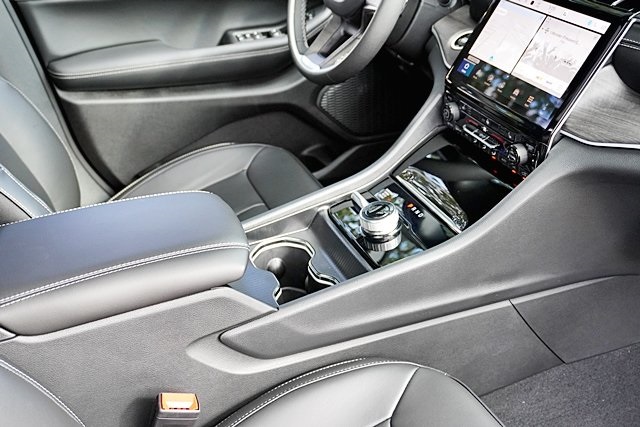 New 2025 Baltic Gray Metallic Clear-Coat Exterior Paint Jeep Limited image 13