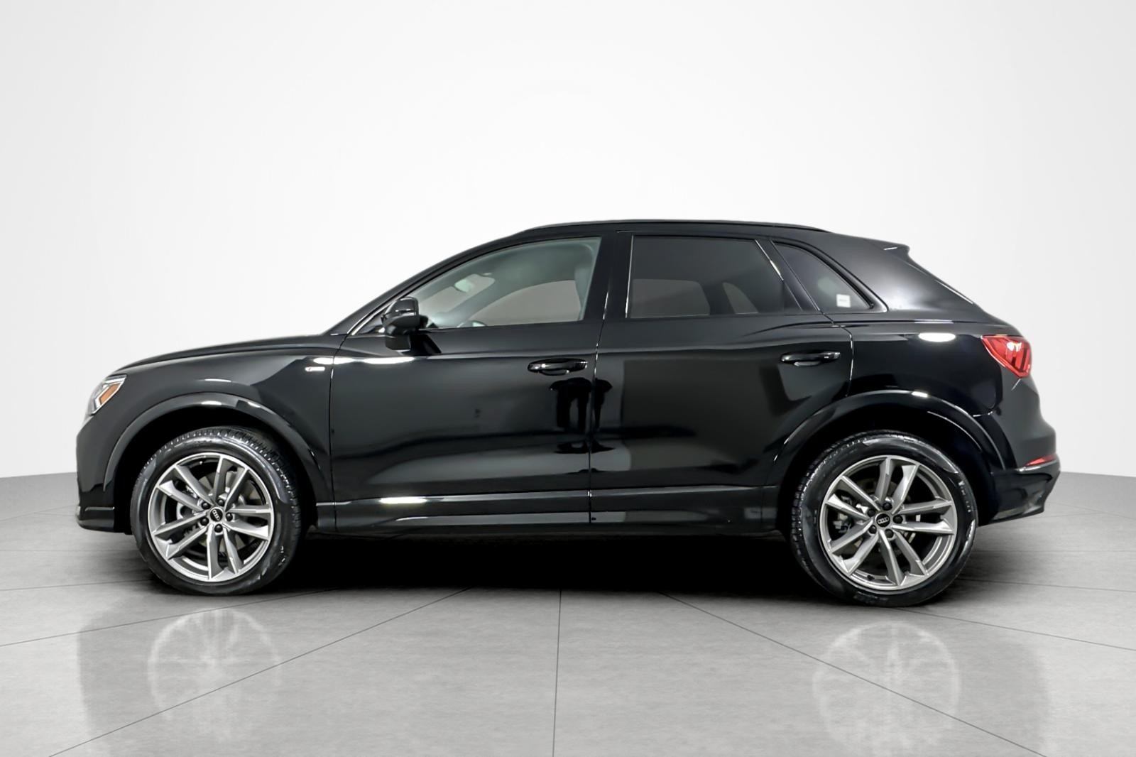 2025 Audi Q3 S line Premium 45 TFSI photo 2