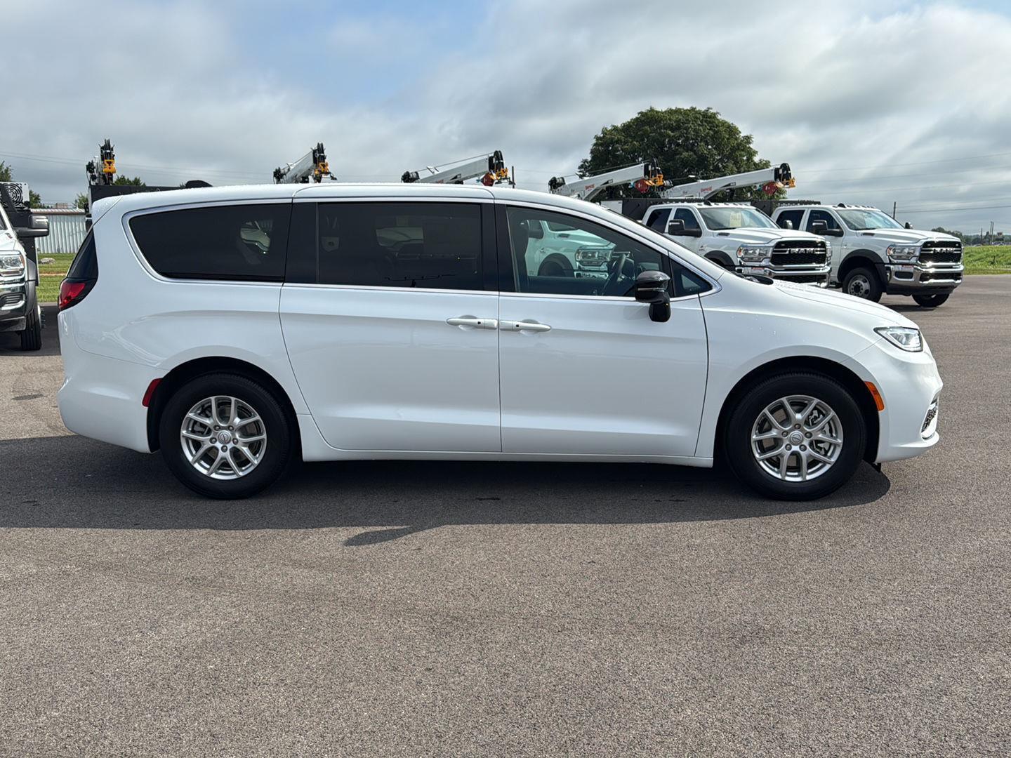 2026 Chrysler Pacifica photo 4