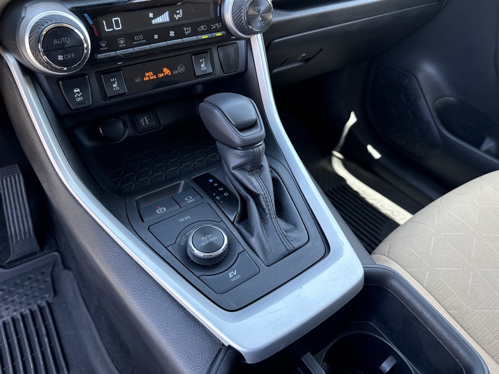 2023 Toyota RAV4 Hybrid XLE photo 23
