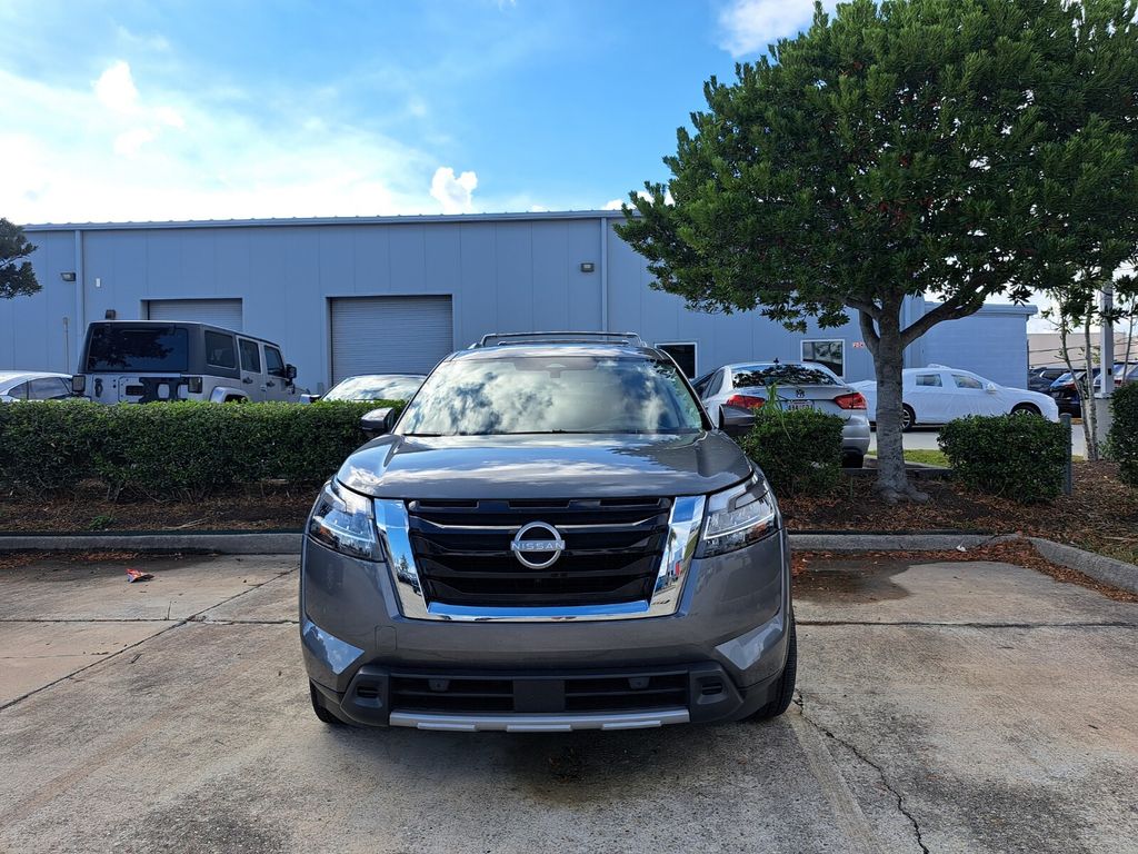 2024 Nissan Pathfinder Platinum photo 2