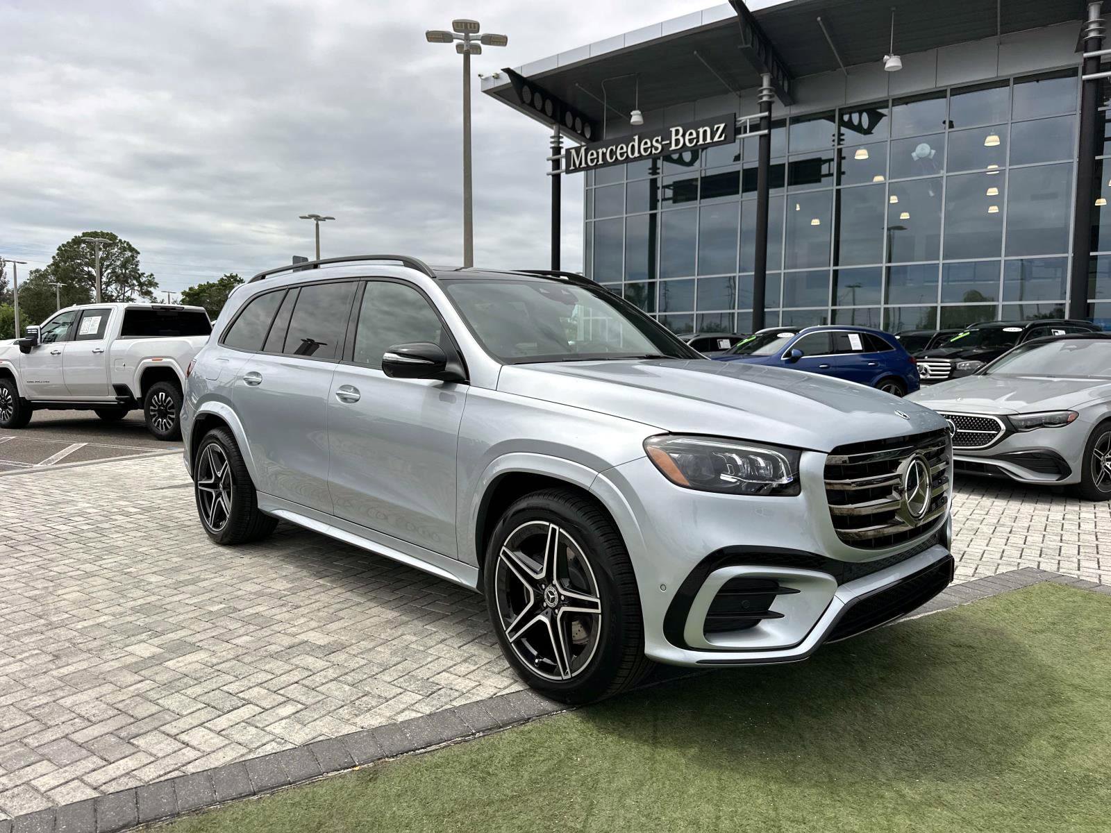 2026 Mercedes Benz GLS 450 4MATIC photo 2
