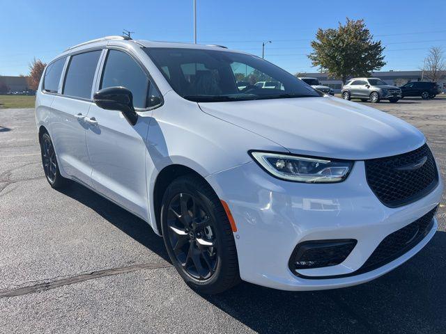 2026 Chrysler Pacifica Limited's photo