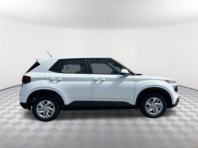 2025 Hyundai Venue SE photo 4