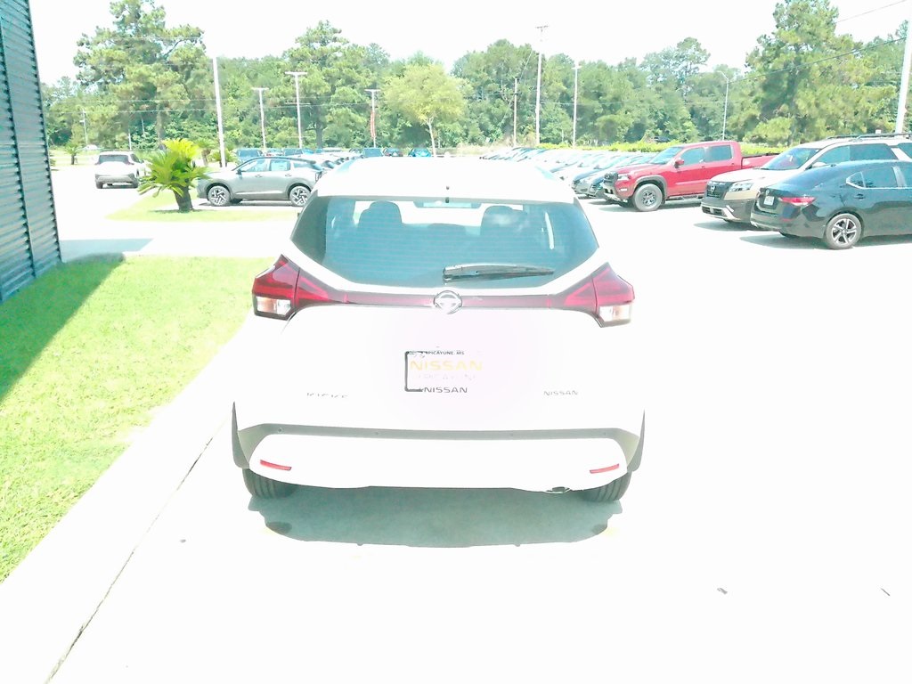 2025 Nissan Kicks Play S photo 4