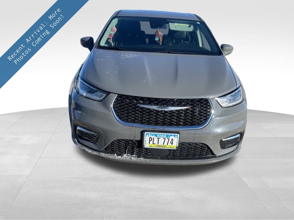 2022 Chrysler Pacifica Hybrid Touring L's photo