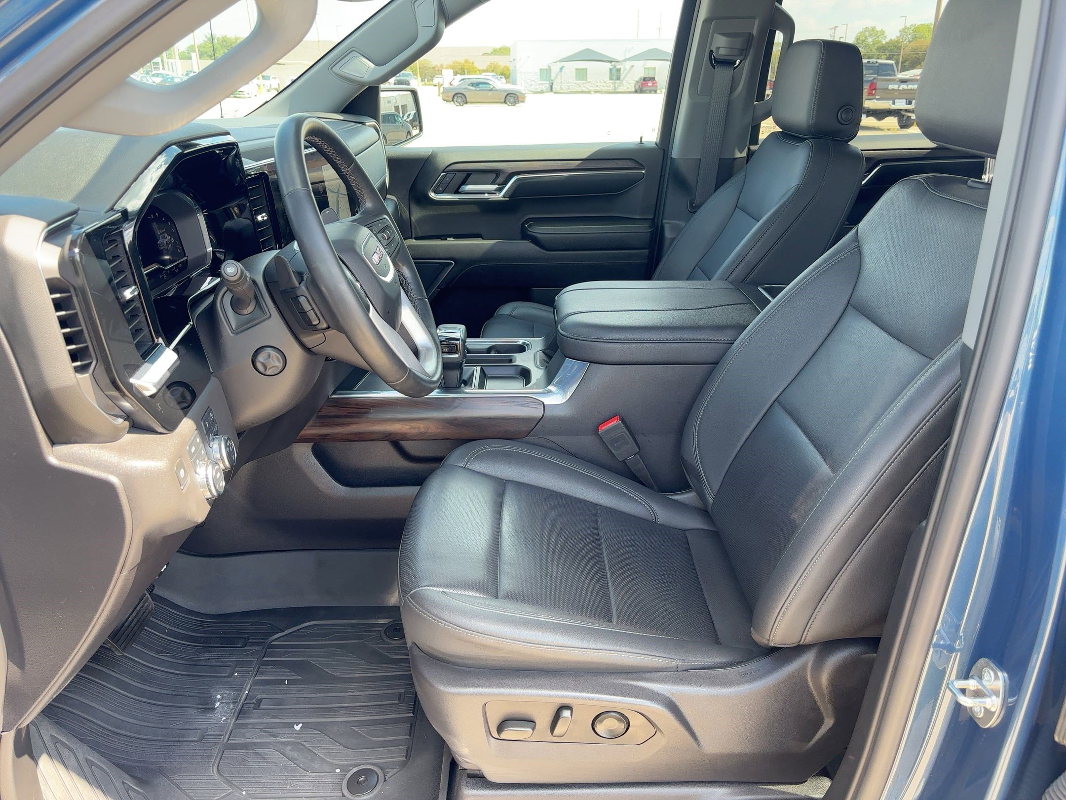 2024 Gmc Sierra 1500 SLT photo 4