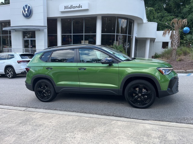 2025 Volkswagen Taos SE photo 2