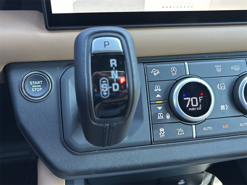 2025 Land Rover Defender 130 X-Dynamic SE photo 19