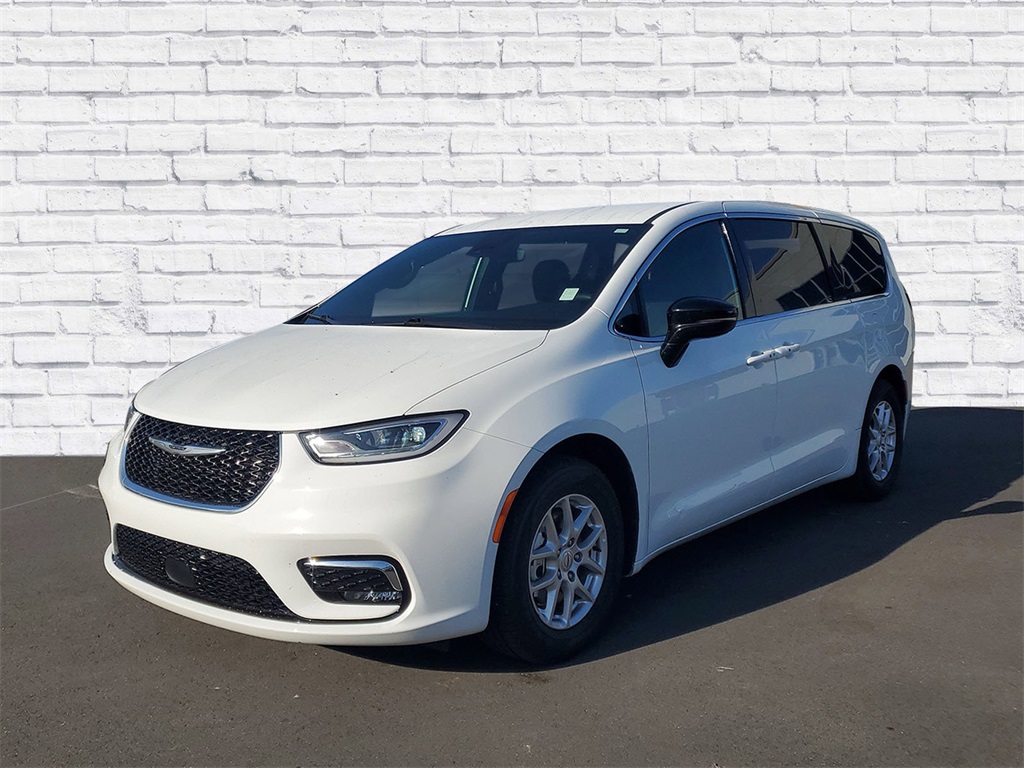 2024 Chrysler Pacifica Touring photo 4