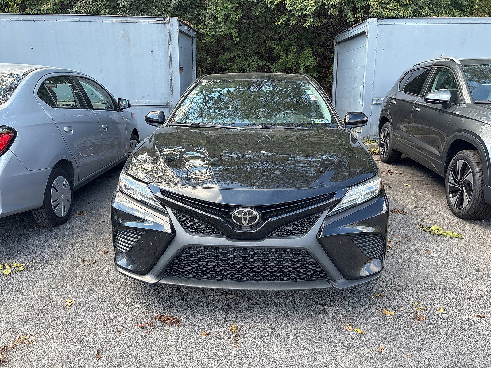 2020 Toyota Camry SE photo 2
