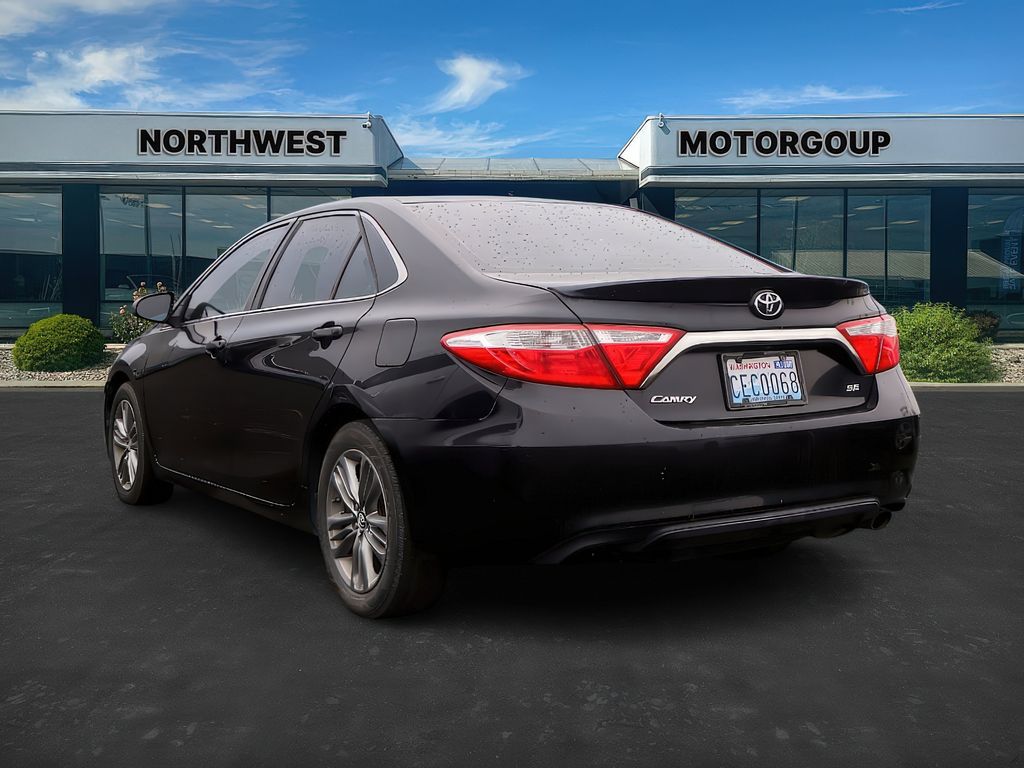 2015 Toyota Camry SE photo 3