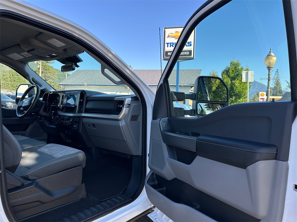 2023 Ford F-450 photo 13