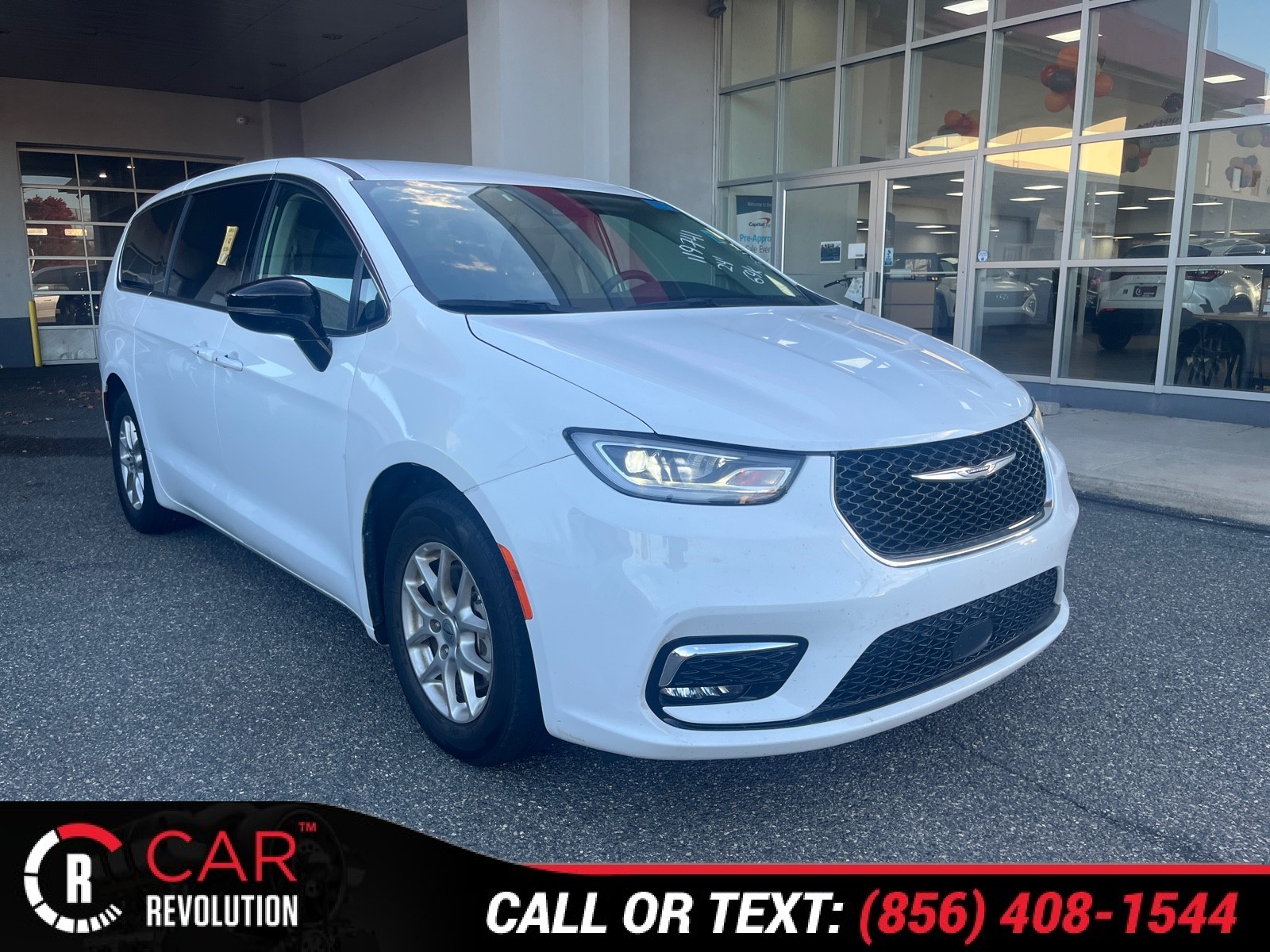 2024 Chrysler Pacifica Touring L's photo